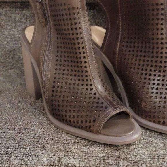 Ladies Sandals - Picture 2 of 5